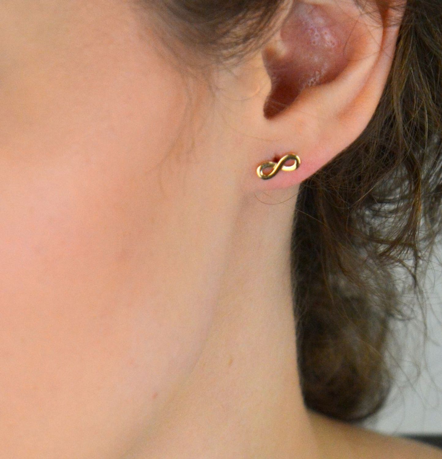 Złote kolczyki 585 nieskończoność ✅ Malutkie złote kolczyki celebrytki w kształcie nieskończoności, to niezwykle subtelna lecz wymowna biżuteria..jpg